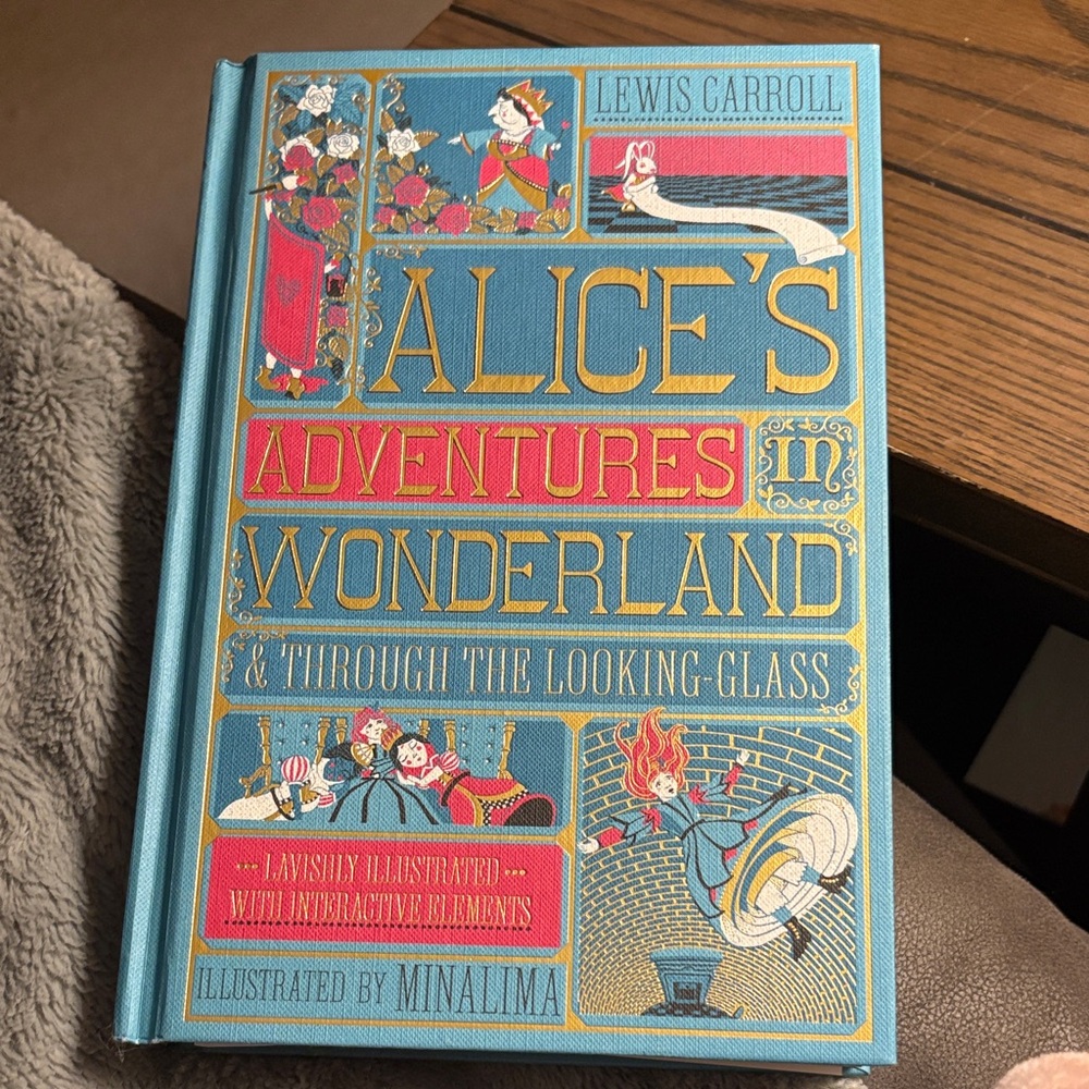 Alice's Adventures in Wonderland & Through the Looking Glass-Gift edition